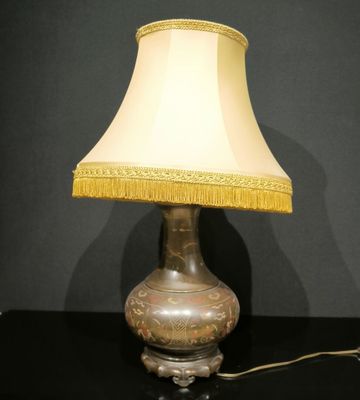 l'image d'une lampe posée sur une table