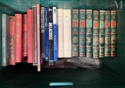 de nombreux livres rangés sur une étagère dans une vitrine