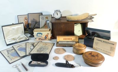 plusieurs objets posés ensemble sur une table