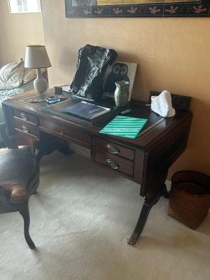 un bureau avec une chaise et un miroir dans une pièce