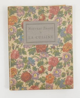 un gros plan sur un livre orné de fleurs