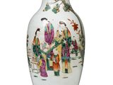 un vase blanc orné d'une peinture, posé sur un socle