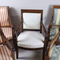 Cinq fauteuils en bois naturel ; garnitures de tissu. (photo 2)