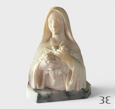 une image représentant une statue d'une femme tenant un bébé dans ses bras