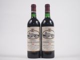 deux bouteilles de vin rouge posées l'une à côté de l'autre sur une surface blanche