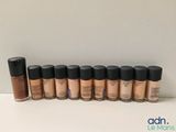 une rangée de produits de maquillage posés sur une table blanche