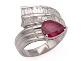 une image représentant une bague ornée d'un rubis en forme de poire, entouré de diamants taille baguette