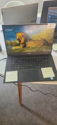 deux ordinateurs portables posés sur une table