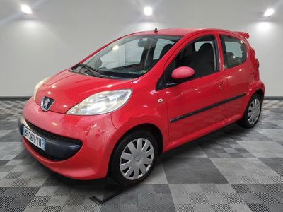 la petite voiture rouge est garée sur un sol en damier