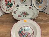 cinq assiettes aux motifs variés posées sur une table