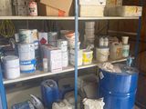 une étagère remplie de seaux et de pots de peinture