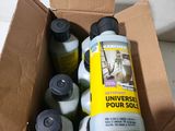 une boîte en carton contenant des bouteilles de produit nettoyant et une bouteille de liquide