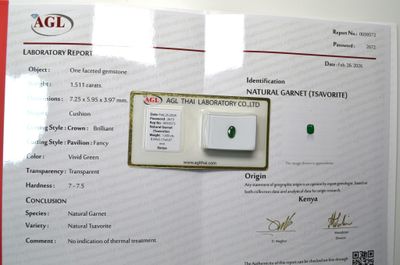 Une tsavorite, facettée coussin, d'un poids de 1,51 cts, pro…