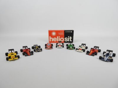tout un tas de voitures de course alignées sur la table