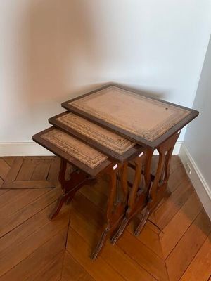 trois tables posées sur un parquet en bois massif