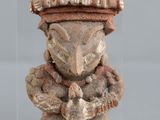 une figurine représentant un homme portant un chapeau sur la tête