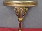 une assiette en or posée sur une table recouverte d'une nappe rouge
