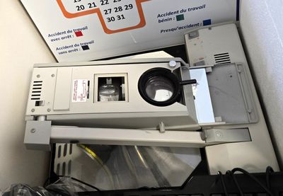 un appareil photo posé sur une boîte à côté d'un clavier
