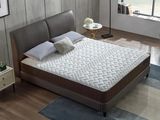 un lit sur lequel est posé un matelas dans une pièce