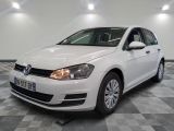 la volkswagen golf blanche est garée sur un carrelage à carreaux