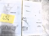 un post-it jaune posé sur une feuille de papier posée sur un lit
