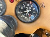 un gros plan sur un indicateur et un compteur de vitesse