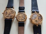 trois montres sont assises l'une à côté de l'autre sur une table
