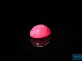 une image représentant une balle rose sur un fond noir