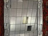 un miroir posé sur un tapis, à même le sol
