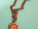 une photo d'un collier sur lequel figure le portrait d'une personne