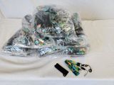 un sachet de bonbons posé sur une table à côté d'une paire de ciseaux