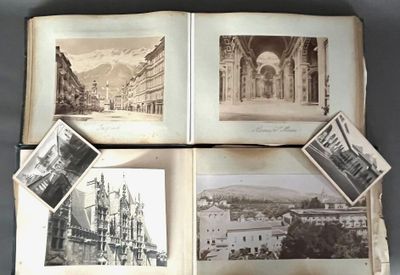 un livre ouvert contenant des photos d'une ville et une photo d'une église