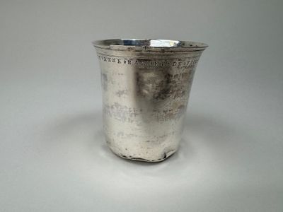 une coupe en argent posée sur une table