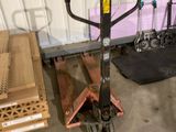 un chariot à roulettes avec un panier dessus, dans un garage