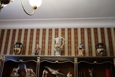 une photo d'une pièce avec de nombreux tableaux accrochés au mur