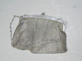 un sac à main en argent posé sur une table