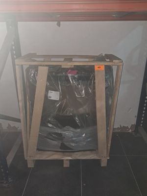 une table en bois sur laquelle est posé un sac en plastique