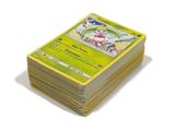 Jeu de cartes à collectionner Pokémon comportant de nombreuses cartes empilées les unes sur les autres