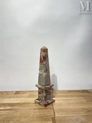 un obélisque en pierre posé sur une table en bois, sur fond blanc