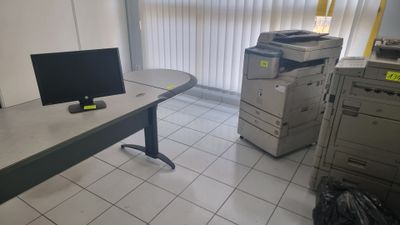 un bureau équipé d'un ordinateur et d'une imprimante