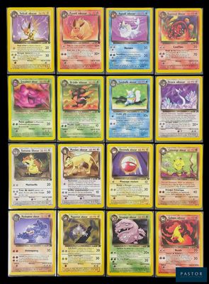 une pile de cartes Pokémon posées sur une table