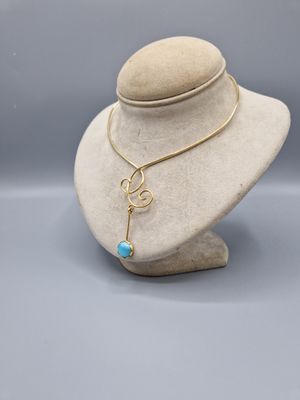 gros plan d'un mannequin portant un collier