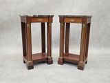 une paire de tables d'appoint anciennes au plateau en marbre