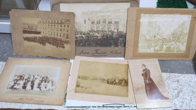 6 photos anciennes et album Universel de timbre contenant très pe...