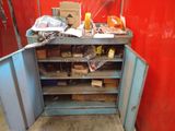 une armoire métallique sur laquelle sont posés tout un tas d'objets