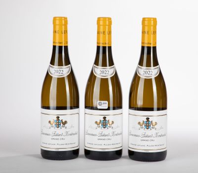 trois bouteilles de vin posées l'une à côté de l'autre sur une table