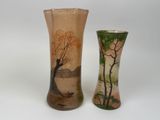 deux vases posés l'un à côté de l'autre sur une surface blanche