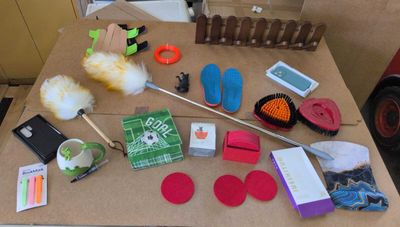 une table sur laquelle se trouvent de nombreux objets