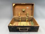 une vieille valise posée sur une table, avec une clé à l'intérieur