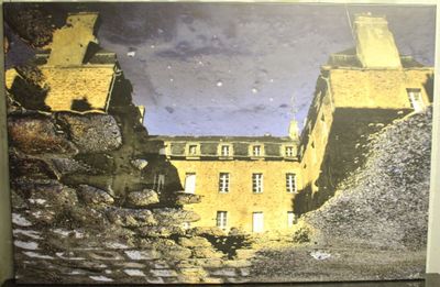 une photo d'une photo d'un bâtiment sur le mur
